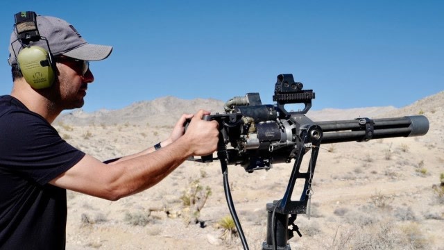 国外牛人测试加特林扫射自动售货机,结局出乎意料!