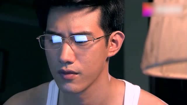 莫凌天收到莱雪邮件纠结不已,看来没有放下那段情