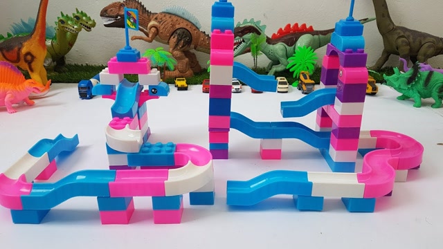 早教积木玩具:组装彩色滑滑梯玩玩