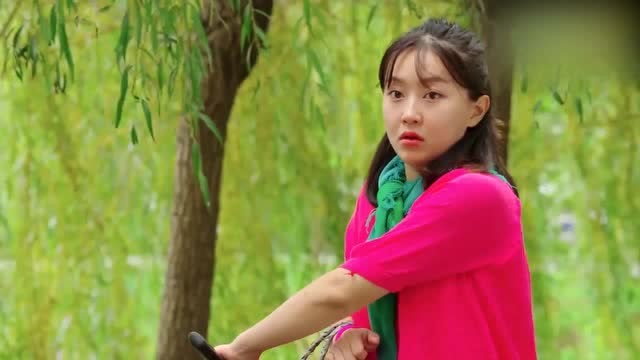 乡村爱情:黄世友路边换破衣服,却被英子看到了,有点小尴尬!