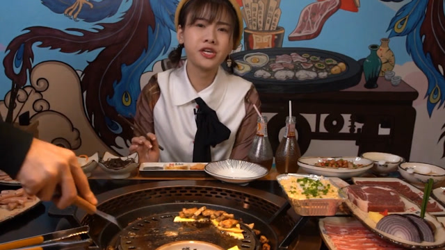 吃播密子君吃烤肉时偶遇外星人,一点不慌直接吃掉,拯救地球全靠你