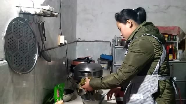 农村小妮一块肉,一坨自制酸菜,锅里一扔,这酸爽,差点把碗吃了