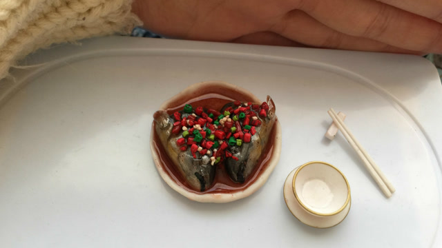 指尖上的迷你剁椒鱼头,这样的分量您可以吃多少?