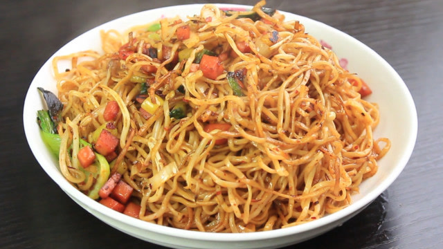 西北特色美食炒细面,教你在家炒出路边的味道,配料简单但很讲究