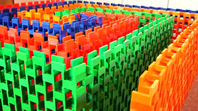 多彩骨牌墙,由7500块多米诺骨牌组成!