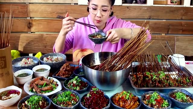大胃王小猪猪:干拌串冷锅串老妈蹄花冒脑花,满满的成都味