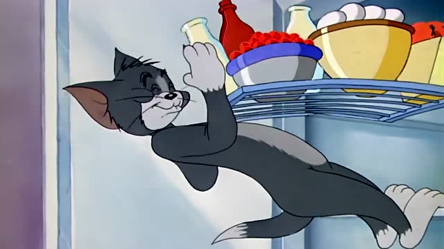 猫和老鼠:汤姆主动拿牛奶给杰瑞,看来是真的喝醉了