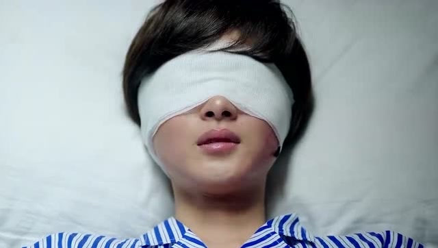 美女双眼失明,想要上厕所,看不到路摔下床,还好小伙在身边