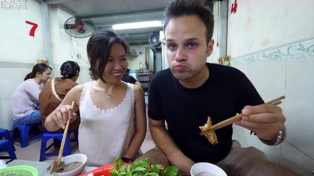老外吃美食:越南夜市的晚餐很美味,常乐吃得很满意啊