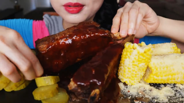 美女挑战超大牛排,肉就要大口大口吃,才够好吃!