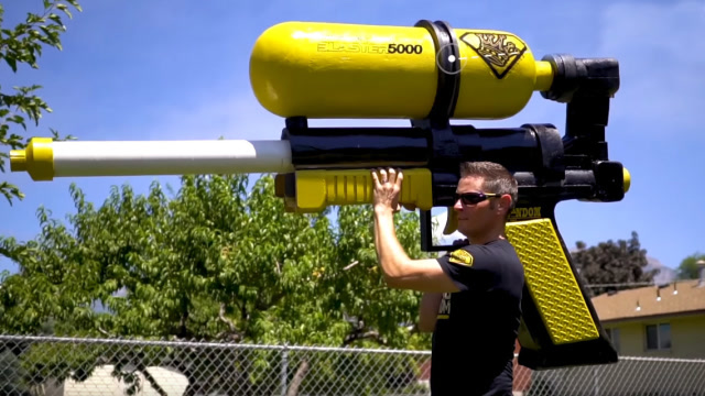 世界上最大的水枪,比人还高,扳动开关后才是震撼的开始!