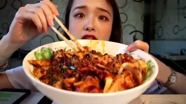 哎哟阿尤开吃播 吃双倍辣的麻辣拌,红油油的,光看起来就很辣!
