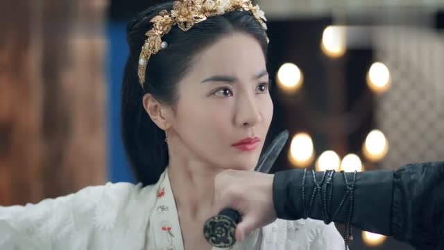 倾世妖颜:叶兰与青门引人对决,不料对手却突然晕倒了,叶兰懵了!