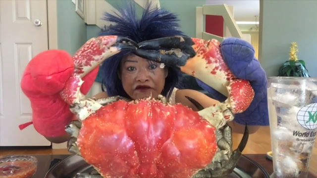 吃相夸张的泰国大姐好有钱,看看人家吃的螃蟹有多大?太馋人了