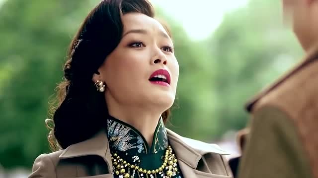 男子和美女告别,没想到美女突然身中数枪,美女倒在了男子怀里