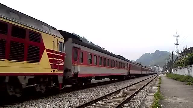 开往桂林北的普快列车东风花老虎牵引5512次通过凭祥北站