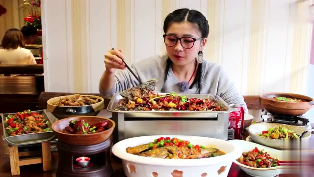 大胃王小猪猪今天吃:红烧肉,土匪鸡,肥肠,烤鱼等等