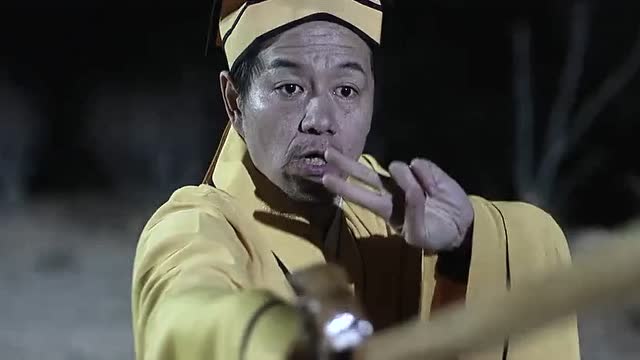 傍晚道士开坛作法,不料僵尸出现,吓坏众人!