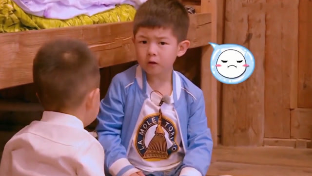 安吉偷偷打了小鱼儿一巴掌,不料被沙溢看见,安吉的反应太搞笑了!