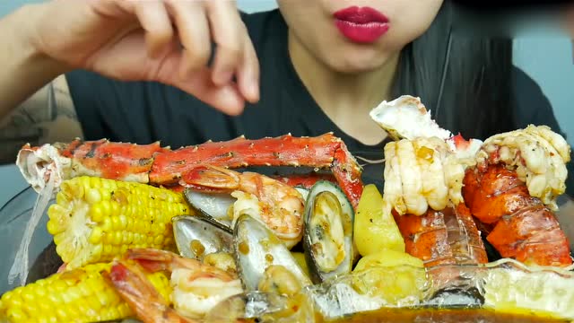 吃播:海鲜大锅乱炖,豪华的海鲜大餐,看着就超级有食欲!