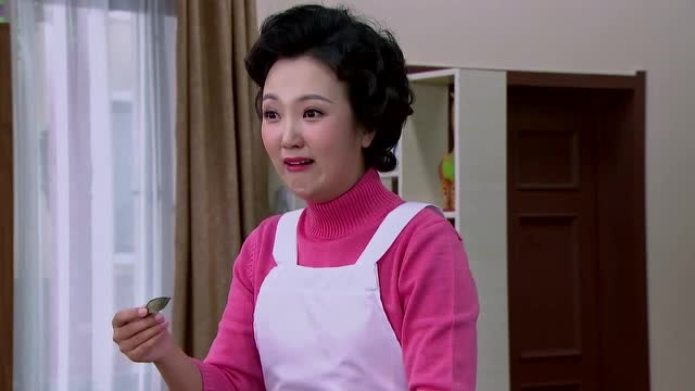 真人版大头儿子围裙妈妈不让大头儿子吃零食大头说自己有梦游症