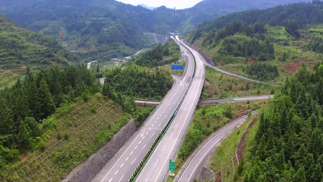 航拍中国航拍贵州厦蓉高速穿越贵州大山很壮观点赞我大美贵州