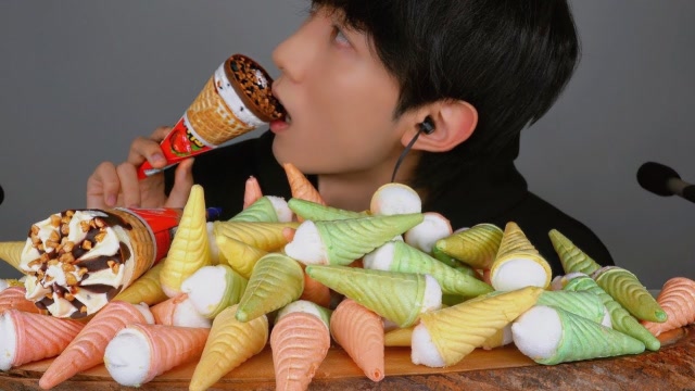 大胃王小哥吃一桌冰淇淋,小巧可爱用棉花糖做的,网友:馋得流口水