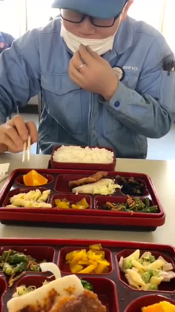 给大家看看日本工厂的午餐,工友都害羞了,戴着口罩吃饭