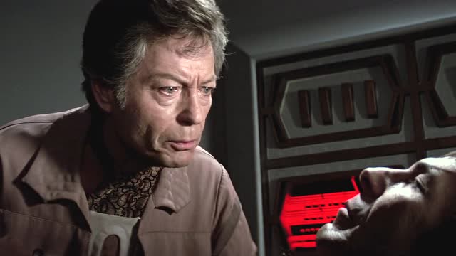 麦考伊医生对着史波克,想要知道该如何做,袒露自己的心声