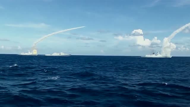 战狼2:军舰上的"导弹"终于发射!这一幕太震撼了!吴京有救了