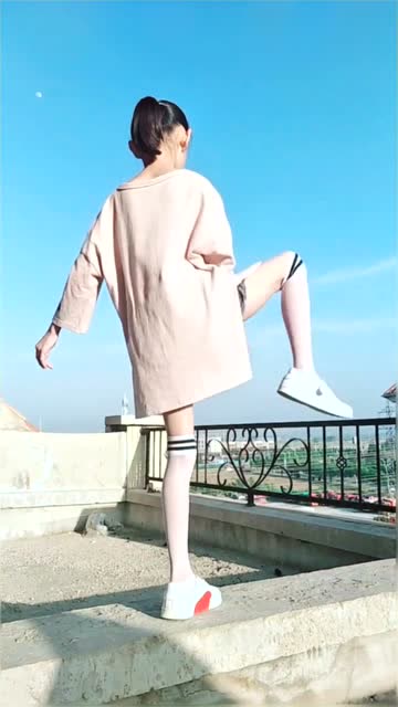 小萝莉穿白丝在楼顶上做瑜伽这小白腿好可爱