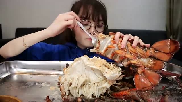 大胃王吃播阿尤吃大龙虾吃相真的很狂野