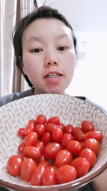 吃西红柿的我