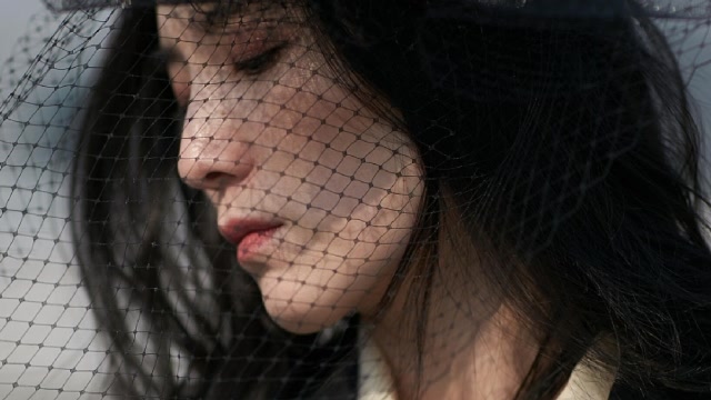 宋佳靠"眼技"征服观众,写真戴黑纱气质阴郁神秘