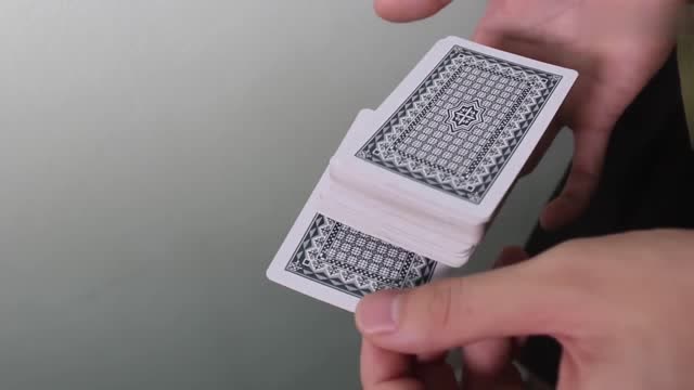 魔术揭秘:悬空的魔术都是这么完成的,看完觉得魔术再也不神奇了