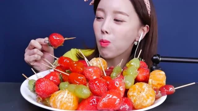 韩国美女吃冰糖水果串,对着麦克风咀嚼声又脆又多汁好美味