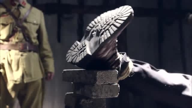 小伙坐上老虎凳,依然宁死不屈,壮哉我中华好男儿!