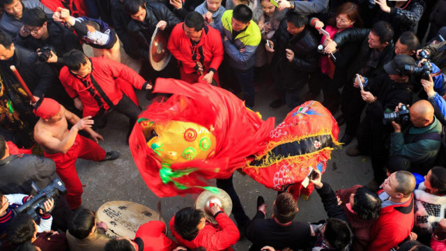 僵狮子:沉睡了一年的"僵狮子",在鞭炮锣鼓声中被唤醒