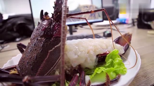 美女办公室制作土豪全虾宴,极品澳龙直接生吃,看着都流口水