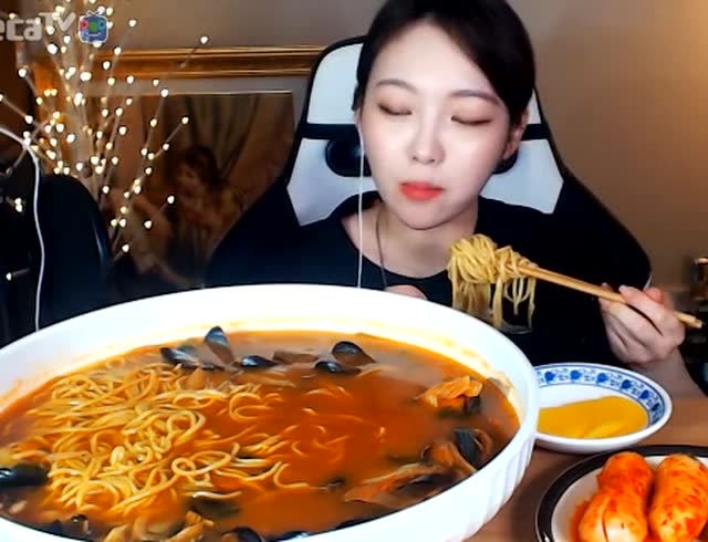 韩国炸鸡少女吃超大碗海鲜面,唆面狂魔,深渊巨口!