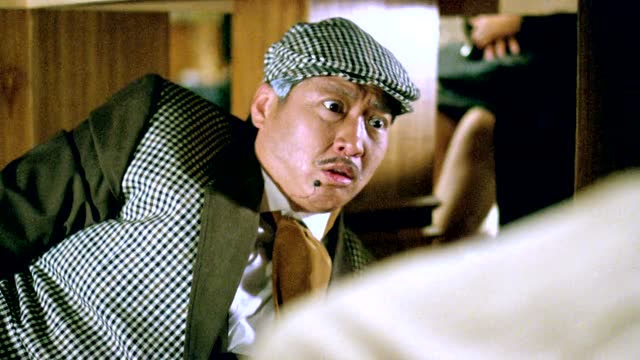 鬼爷爷在桌子下面掐孙子的大腿,提醒他买豹子