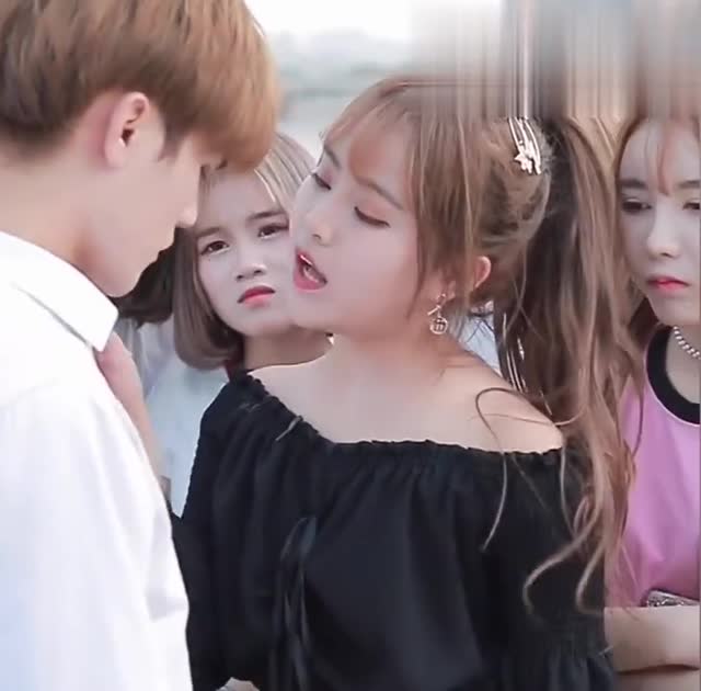 可乐为了别的女孩和娜娜分手,看到娜娜伤心的样子,太让人心疼了