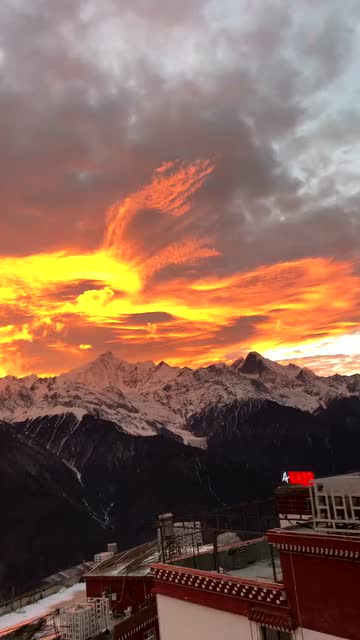 梅里雪山凤凰火烧云 美到天际!