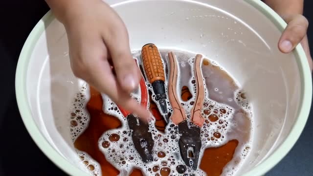 生活小妙招,巧用可乐除铁锈