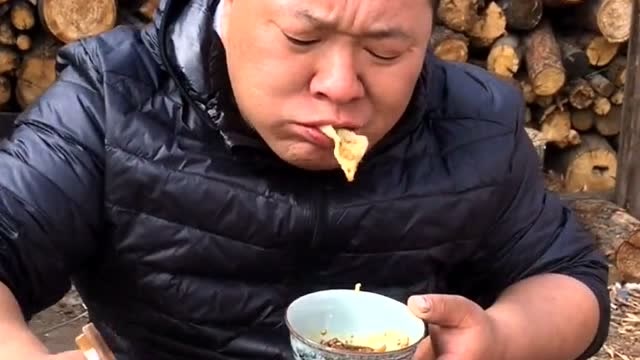 东北大成子又做饺子啦!热气腾腾的大饺子,太有食欲了吧!
