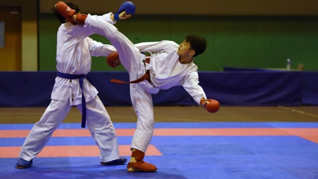 空手道舍身技ko集锦!超炫酷的一击必杀,观众看的目瞪口呆!