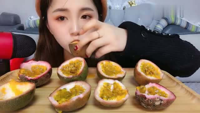 小姐姐声控百香果,爆籽的声音超治愈,酸酸的是幸福的味道!