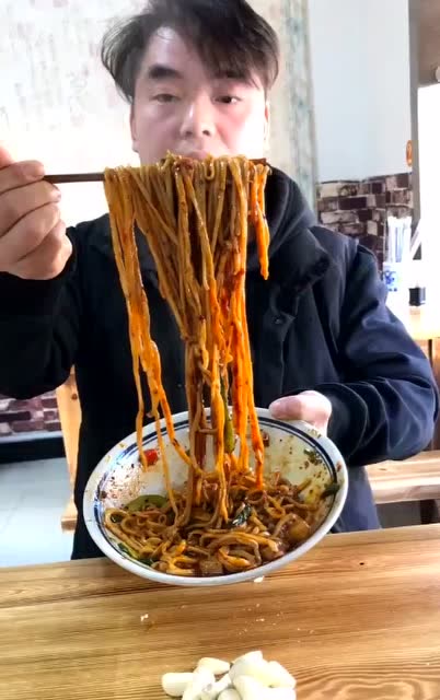 吃面条太费蒜了,小哥哥大口狂吃面条,吃的太香太馋人了