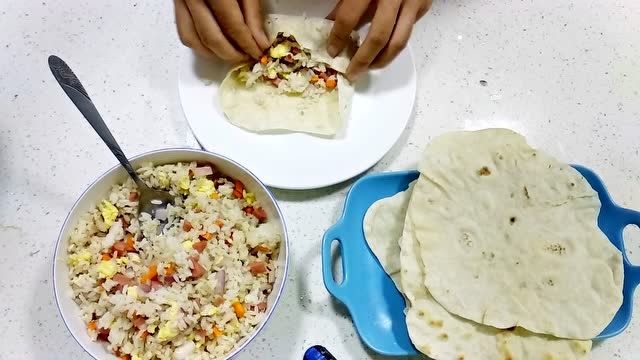 女儿校服忘晒了,幸亏妈妈有办法,早餐蛋炒饭卷饼,配豆浆超完美