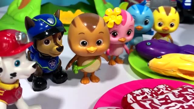 《丁丁鸡爱玩具》汪汪队参加萌鸡小队生日派对,一起做美味烧烤